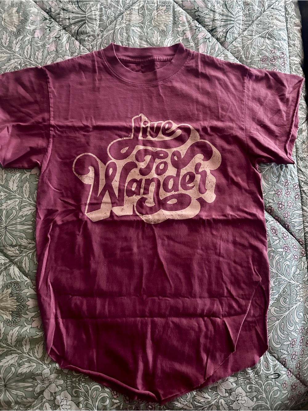 Live To Wander Graphic Short Sleeve Side Slit Tee in Burgundy